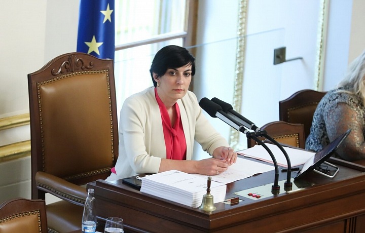 Předsedkyně Poslanecké sněmovny vyhlíží v létě především četbu knih.
