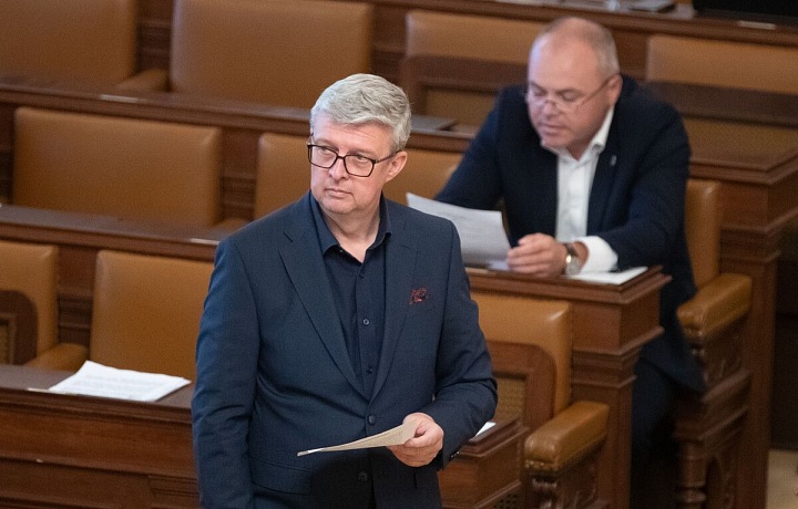 Karel Havlíček na turistických výletech obráží nádražky.