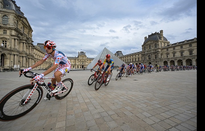 Etapa Tour de France v Louvru