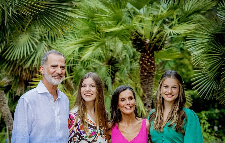  Král Felipe a královna Letizia a jejich dcery princezna Leonor a Sofie