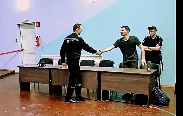 Navalnyj se zdraví se svým obhájcem Danielem Cholodným