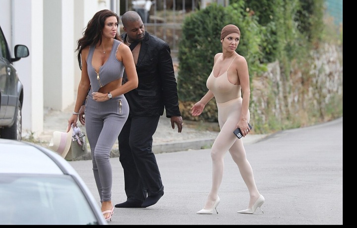 Bianca chodí na veřejnosti velmi spoře oblečená