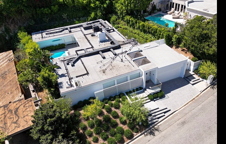 Možná, že chtěl dům prodat...