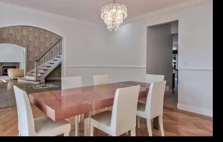 Nechybí jídelna s výhledem 