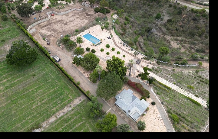 Dům by museli postavit