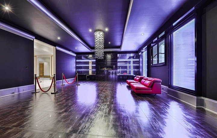 Sídlo se vyznačuje prostornými místnostmi