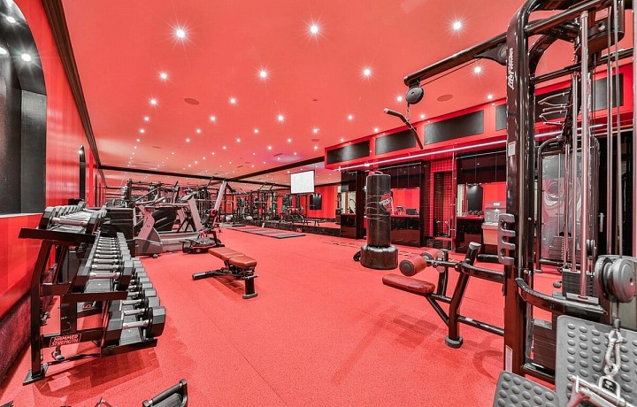 Nechybí ani soukromá posilovna