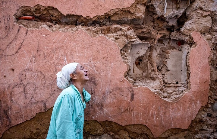 Zoufalá žena, která má poničený dům 