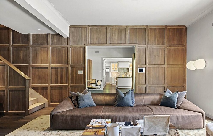 Vkusně zvolená kombinace dřeva a moderních prvků