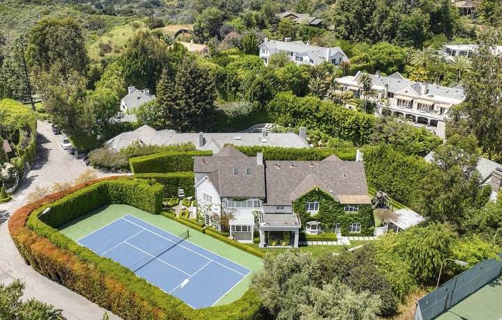 Součástí pozemku je také tenisový kurt