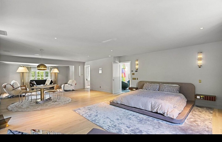 Prostorná ložnice je dominantou celého domu