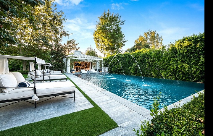 Rezidence má velký luxusní bazén.