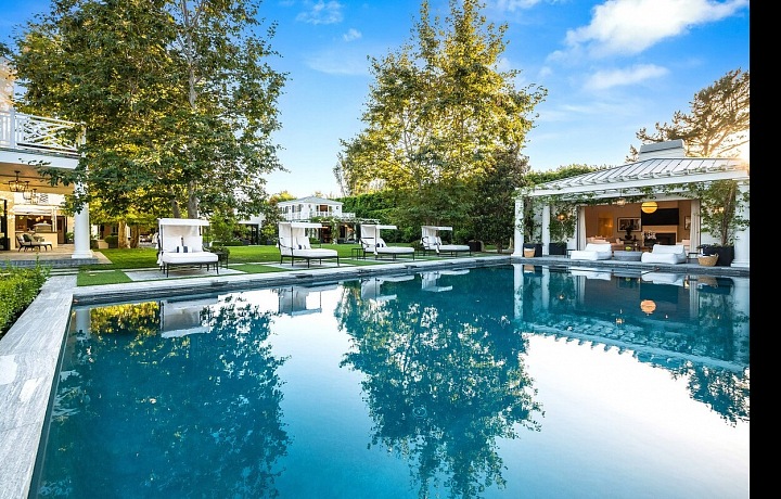 Rezidence má velký luxusní bazén.