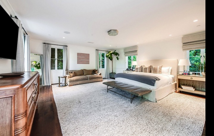 Ložnice v minimalistickém stylu.