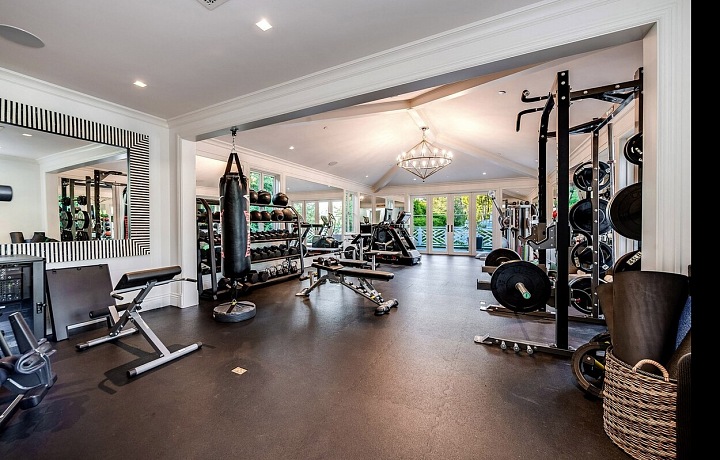 Plně vybavená posilovna jen pro vás.