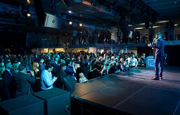 Volební centrála strany Progresivní Slovensko. Na snímku je úvodní projev předsedy Michala Šimečku.