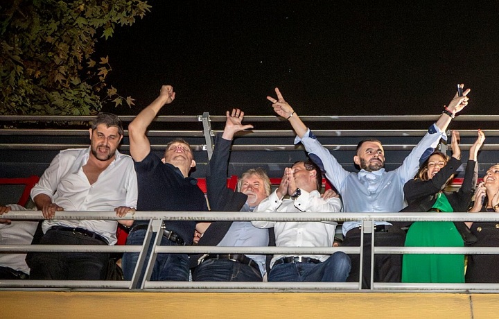 Robert Fico slaví vítězství ve volbách po boku členů stran