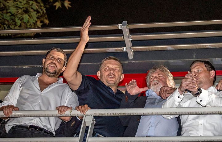 Robert Fico slaví vítězství ve volbách po boku členů stran