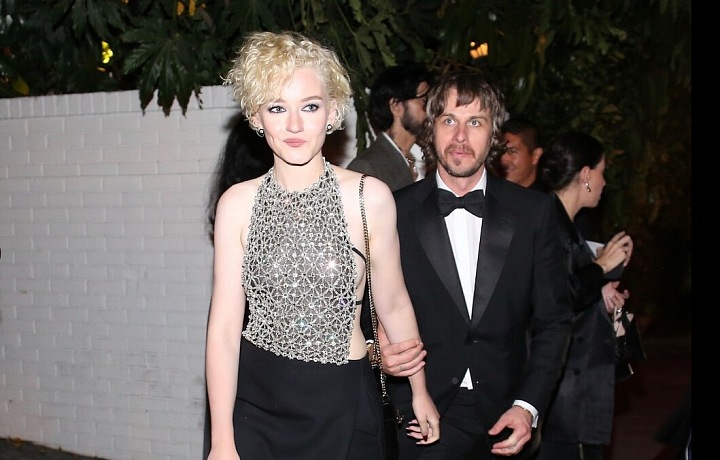 Odvážný model vynesla Julia Garner