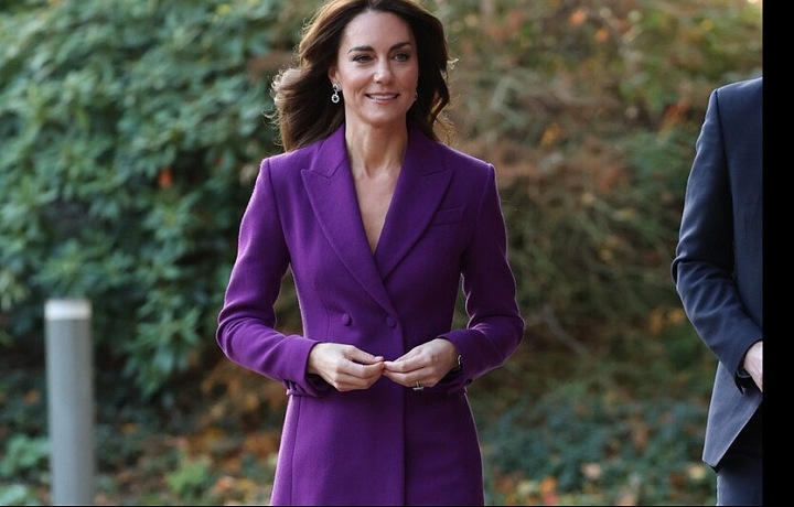 Ve fialovém kostýmků působila žensky a elegantně