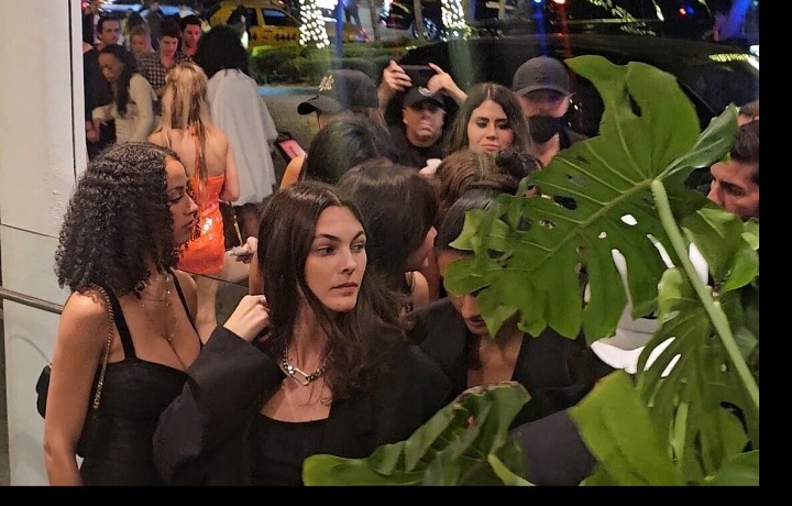 Vyfotit krásnou modelku po boku Leonarda není snadné. Vybrat si ale uměl