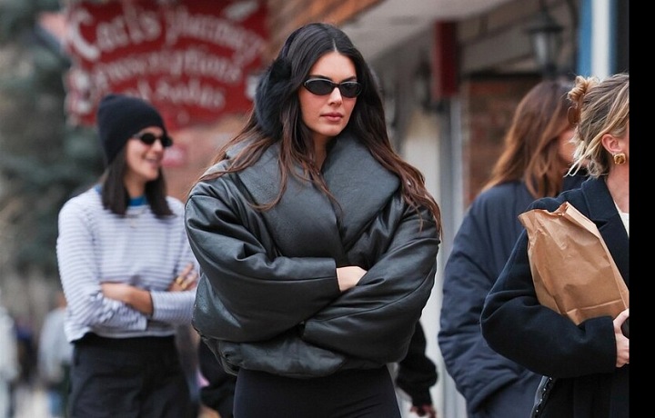 Kendall Jenner má černou barvu v oblibě