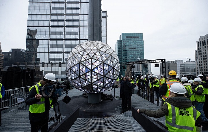 V New Yorku lidé sledují padání  míče z Times Square, což je tradice, která má v novoroční historii více než 100 let.