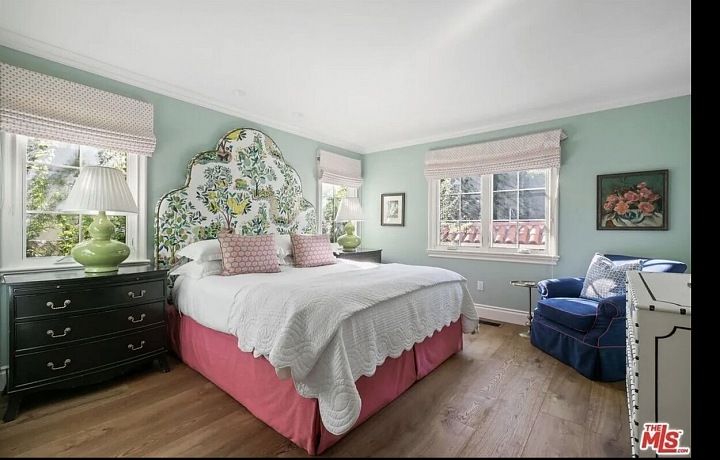 Nechybí ani růžová postel