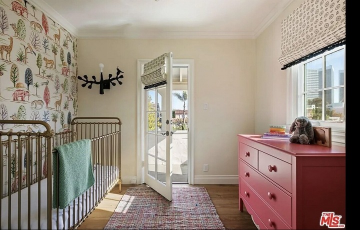 Růžová barva je v domě velmi výrazná