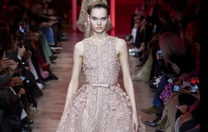 Svatební průprava Elie Saab u svých šatů nezapře