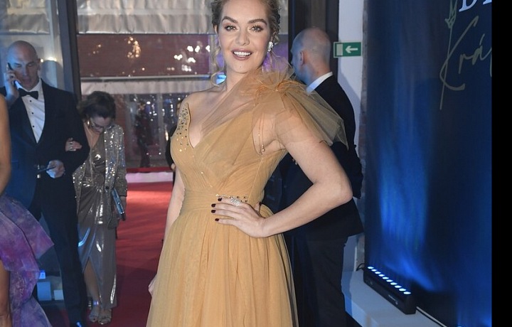 Podivná barva šatů Kuchařové k pleti neladila