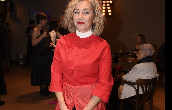 Červená Vandě Hybnerové sluší!