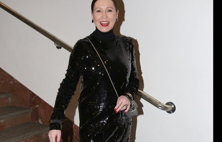 Herečka Zuzana Stivínová přišla v černé