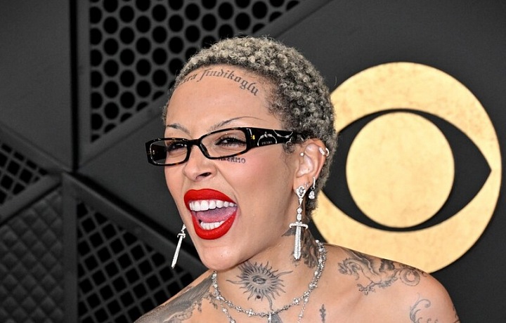 Doja cat přišla téměř nahá. To se opravdu nepovedlo.