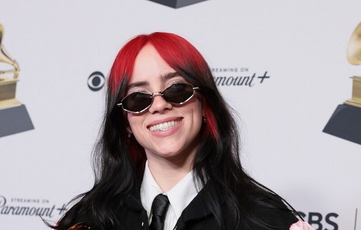 Billie Eilish zvolila styl školačky.