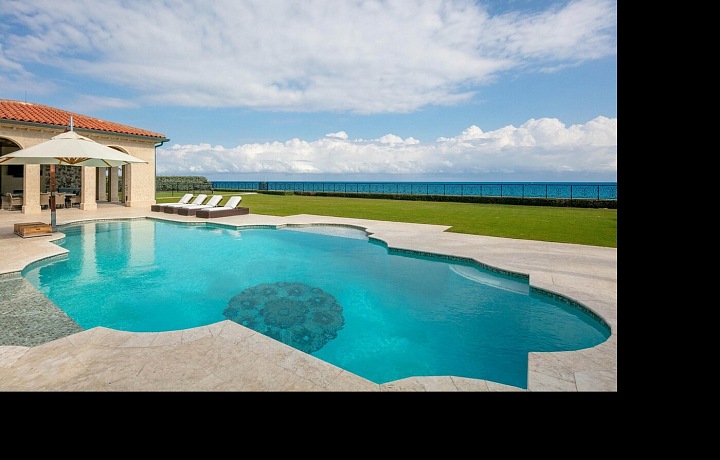 Ani bazén u domu nechybí pro případ, že by se vám nechtělo na pláž