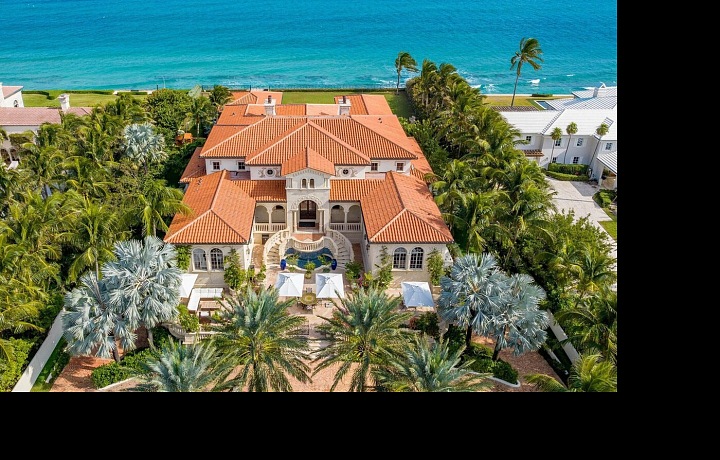 Dům zvenku působí jako krásná pevnost