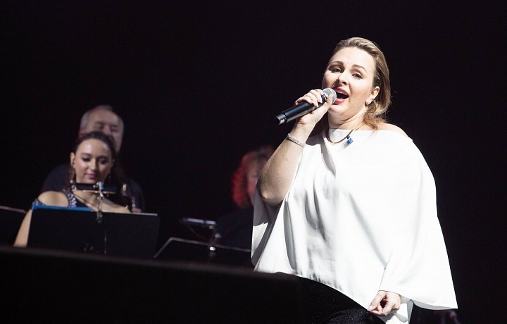 Moderátorka a zpěvačka Katka Říhová čeká druhé dítě. Prvním je dcera Sofie.