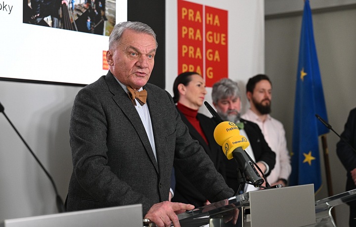 Pražský primátor Bohuslav Svoboda na tiskové konferenci magistrátu.