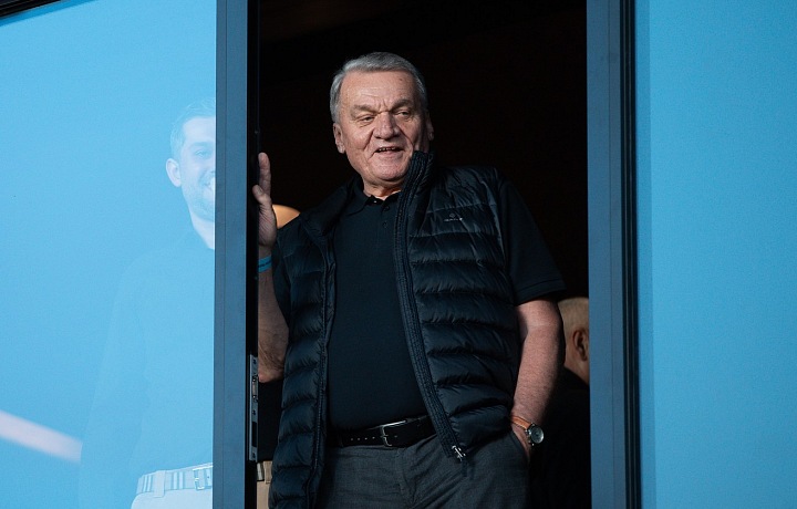 Pražský primátor Bohuslav Svoboda na největším pražském fotbalovém derby Sparta-Slavia.