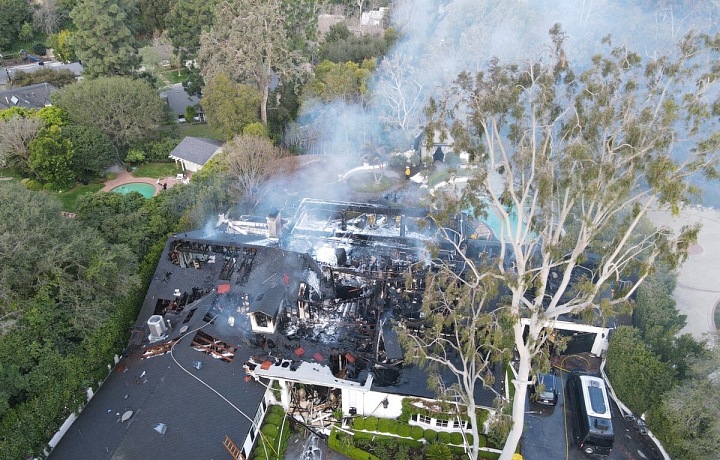 Příčina požáru zatím není známá