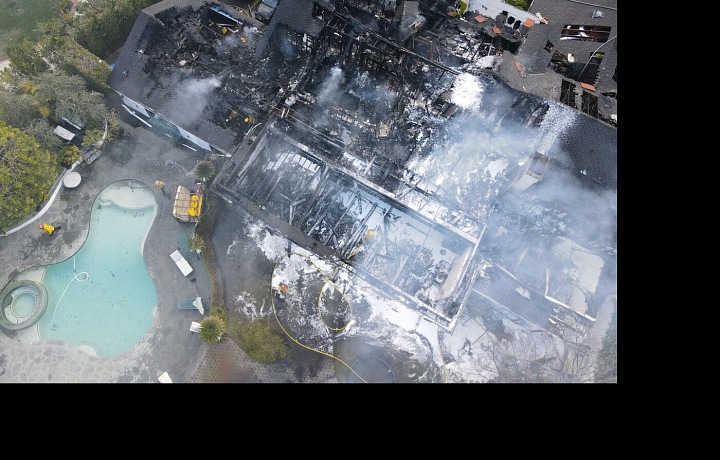 Z domova zbyly jen trosky