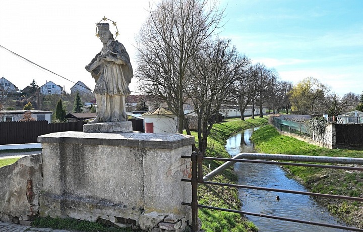 Socha sv. Jana Nepomuckého na mostě přes říčku Rokytku