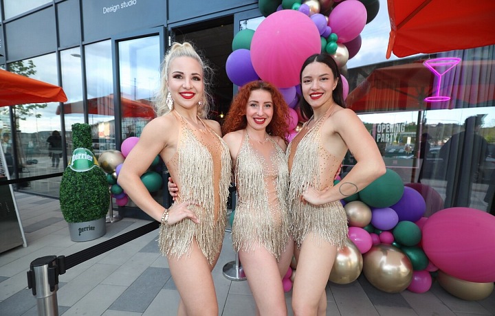 O krásné dívky nebyla nouze!