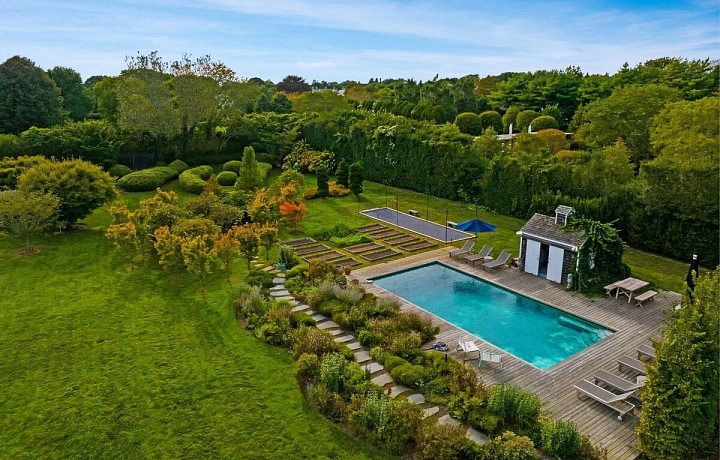 Rustikální prázdninový dům herečky Drew Barrymore poblíž New Yorku je na prodej.