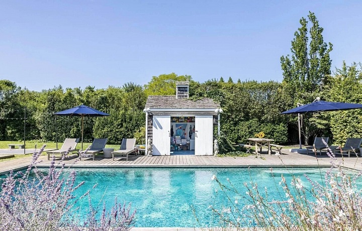 Rustikální prázdninový dům herečky Drew Barrymore poblíž New Yorku je na prodej.