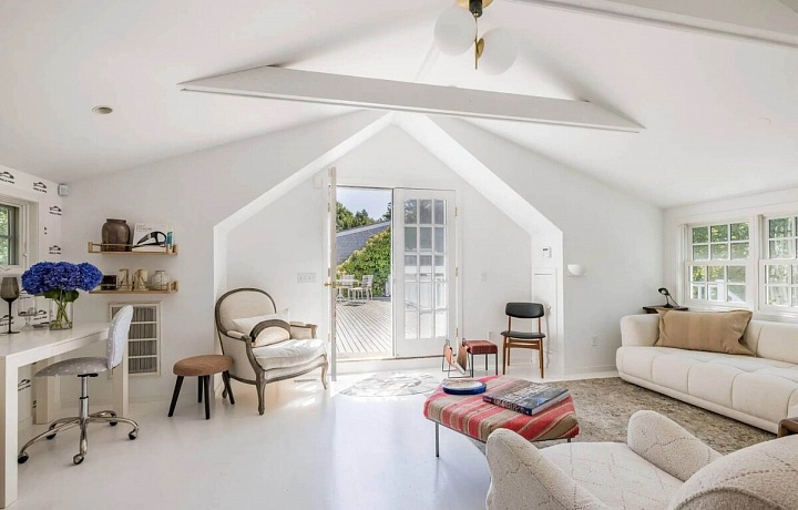 Rustikální prázdninový dům herečky Drew Barrymore poblíž New Yorku je na prodej.