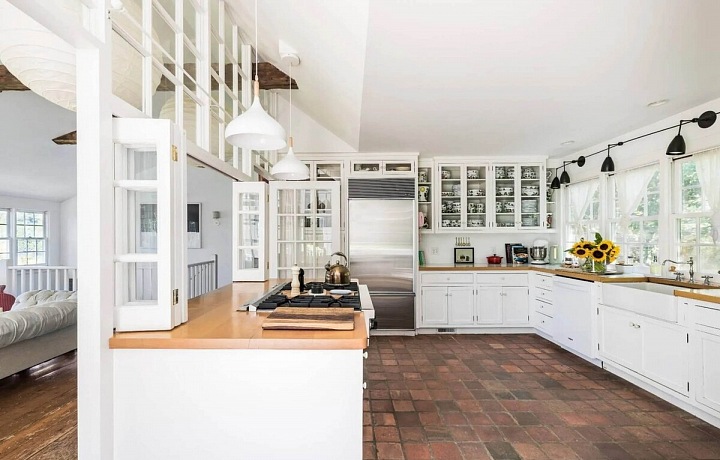 Rustikální prázdninový dům herečky Drew Barrymore poblíž New Yorku je na prodej.