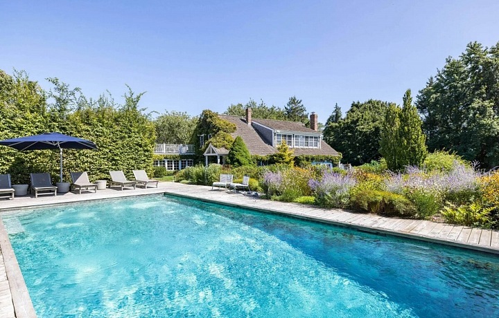 Rustikální prázdninový dům herečky Drew Barrymore poblíž New Yorku je na prodej.