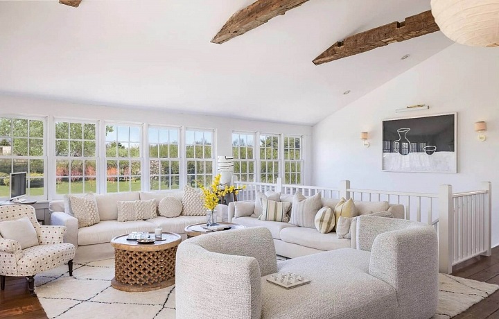 Rustikální prázdninový dům herečky Drew Barrymore poblíž New Yorku je na prodej.